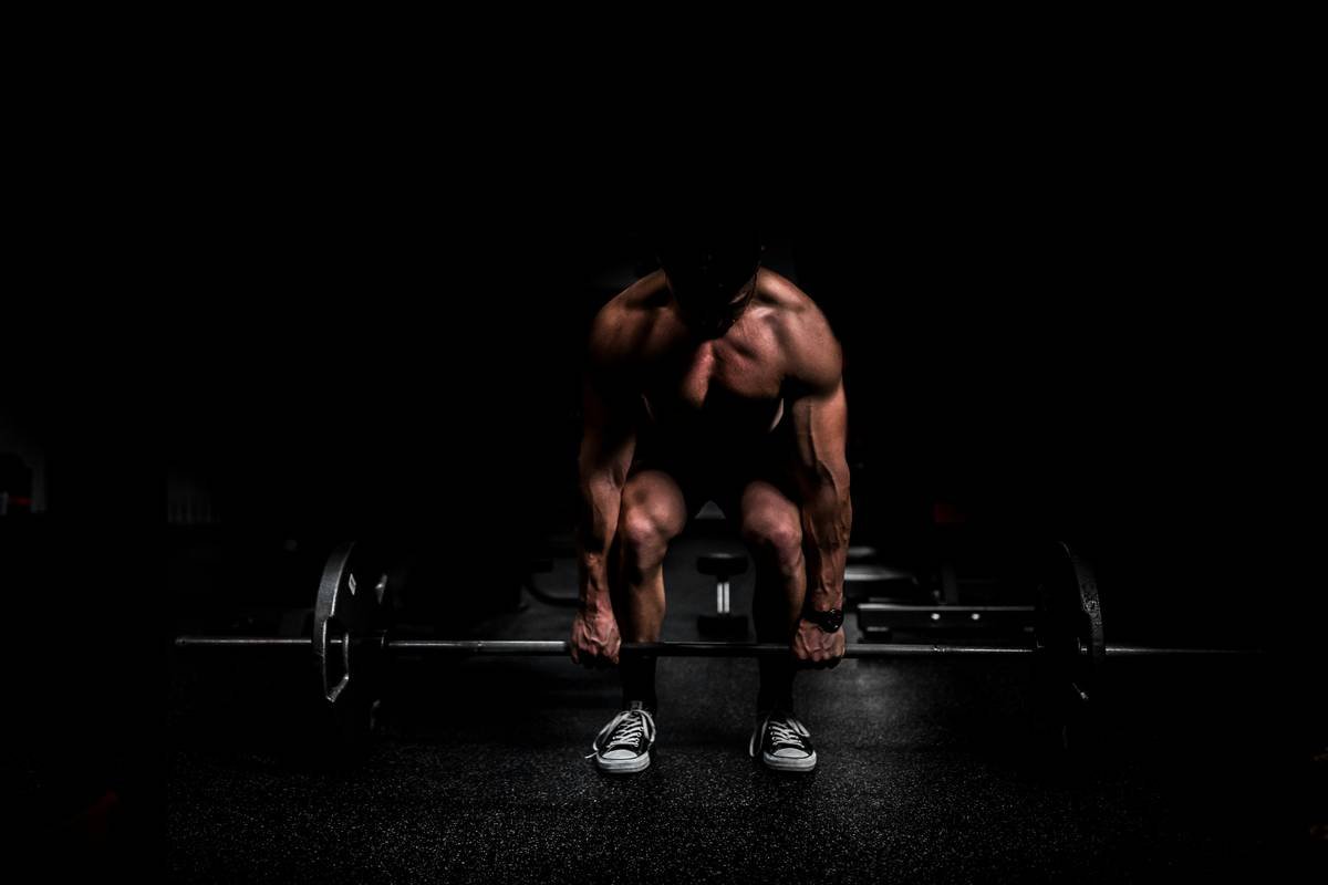 Infographic showing how calisthenics boosts metabolism through EPOC compared to steady-state cardio