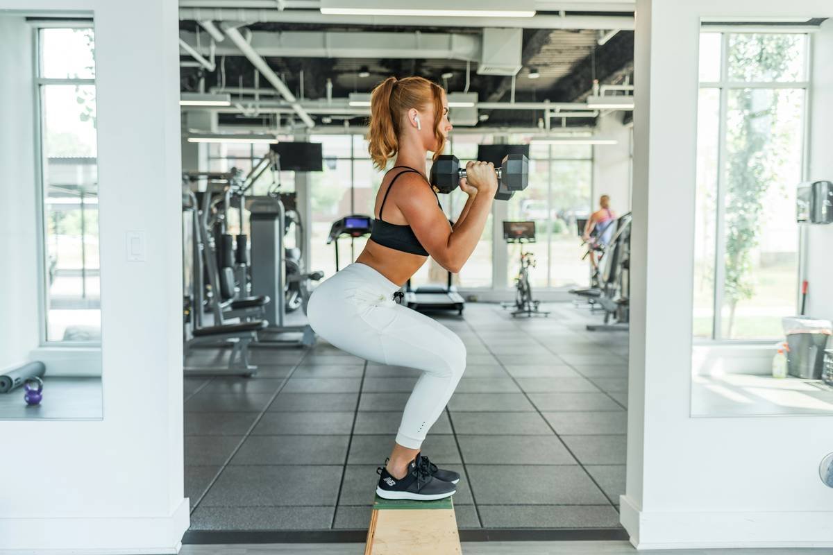 Infographic showing how calisthenics boosts metabolism through muscle gain and EPOC effect