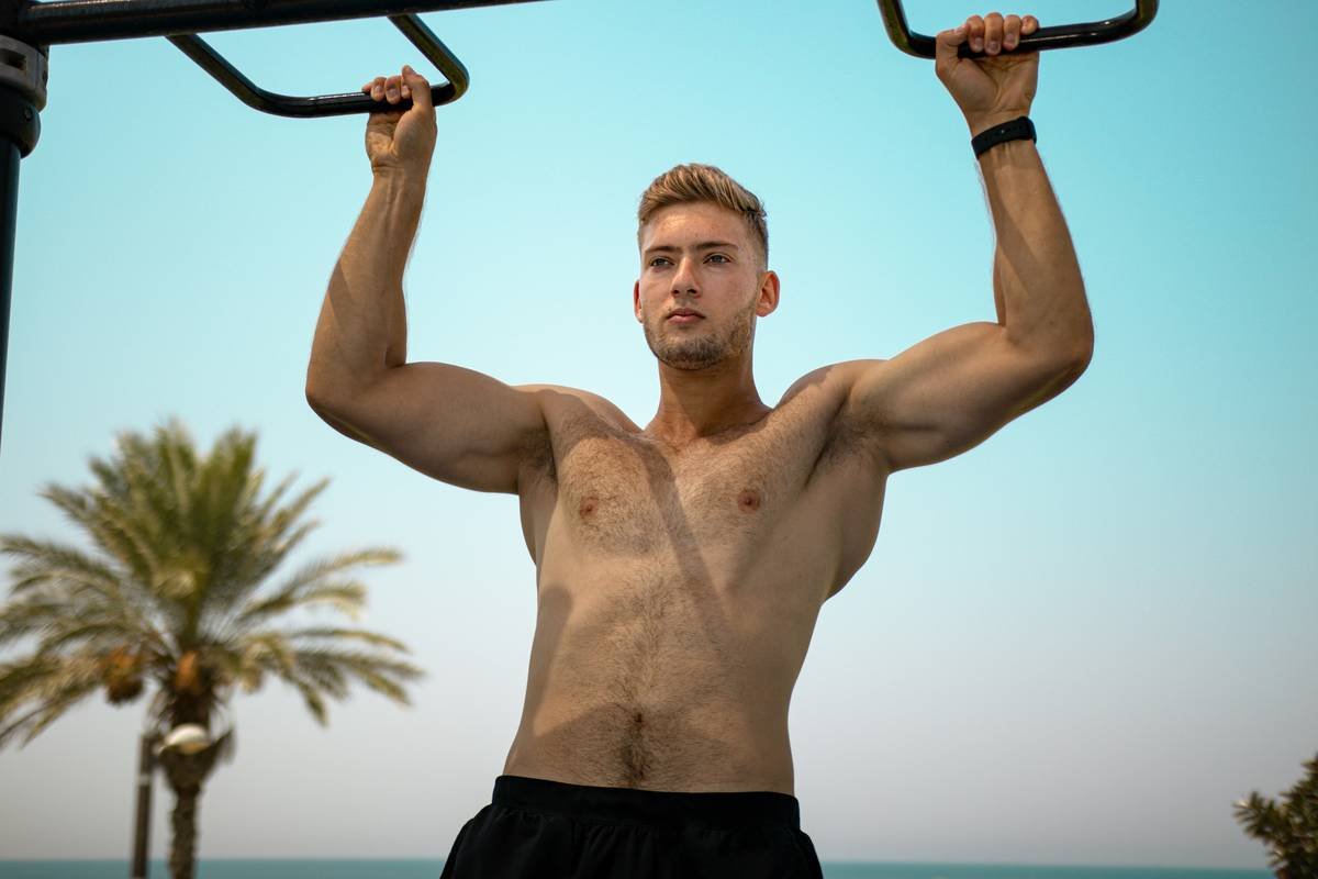 Infographic showing how calisthenics burns fat via EPOC, muscle growth, and compound movement synergy